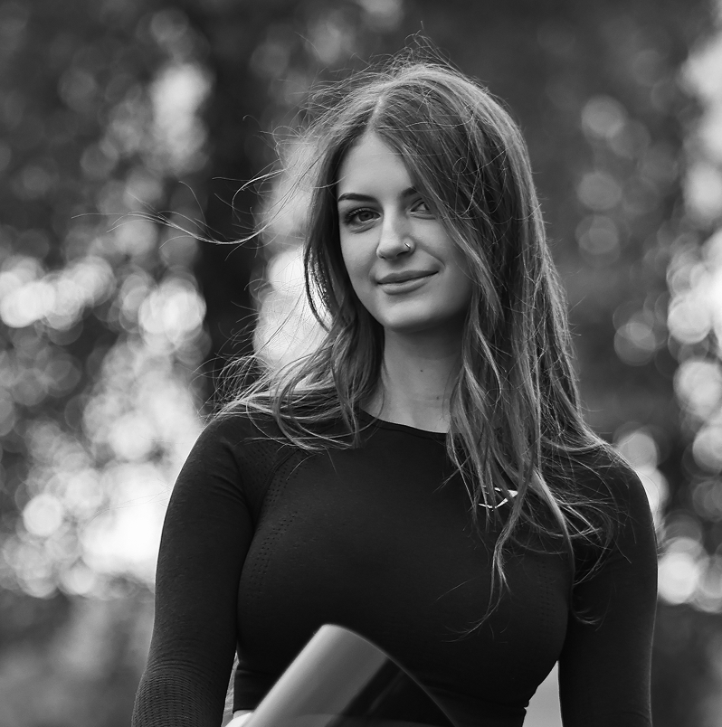 Schwarzwei&szlig;portr&auml;t einer Frau im Freien