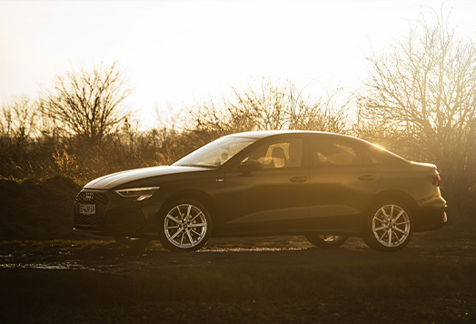 Auto bei Sonnenuntergang seitlich fotografiert