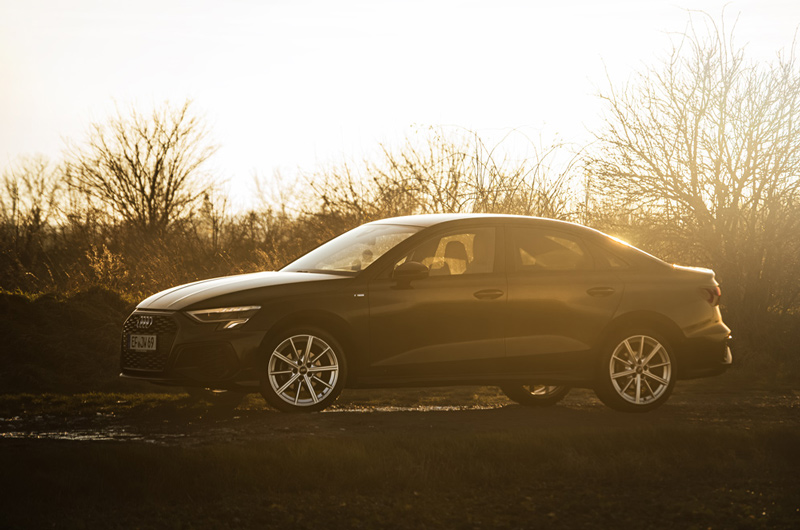 Auto im Gegenlicht bei tiefstehender Sonne