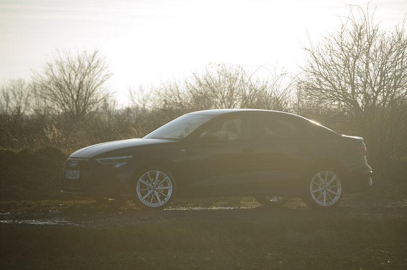 Auto bei Sonnenuntergang in Landschaft