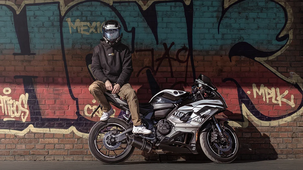 Seitenansicht der Yamaha R7 im Industrial-Umfeld