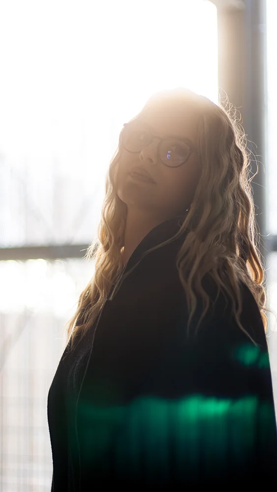 Silhouettenportr&auml;t einer Frau im Gegenlicht