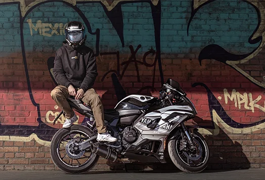 Yamaha R7 mit Fahrer vor Graffitiwand