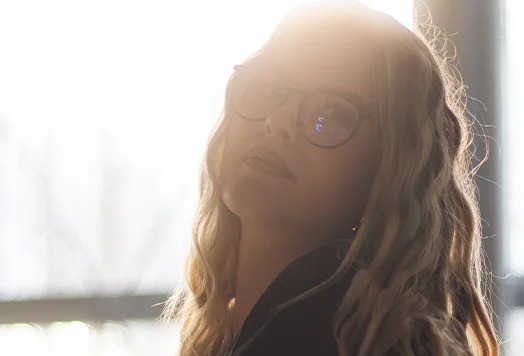 Porträt einer Frau im warmen Gegenlicht mit Lensflare