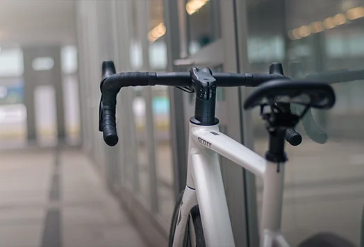 Lenkeransicht mit geringer Schärfentiefe am weißen Fahrrad