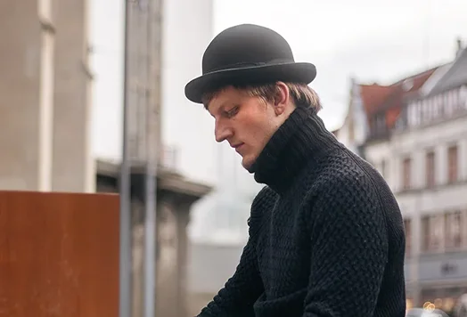 Porträt des Pianisten mit schwarzem Hut und Rollkragenpullover