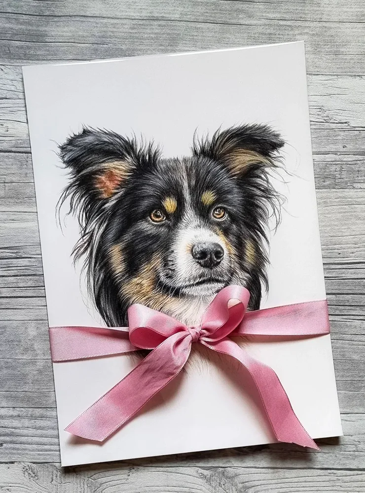 Hundeportr&auml;t als realistische Zeichnung mit rosa Schleife